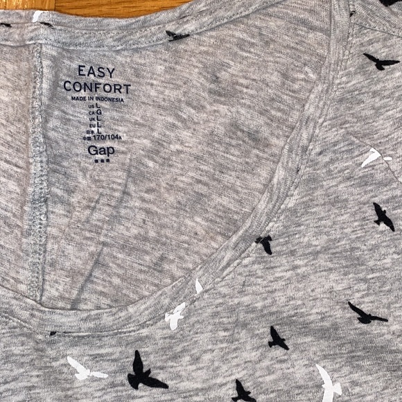Bird motif Gap tshirt - Picture 2 of 2